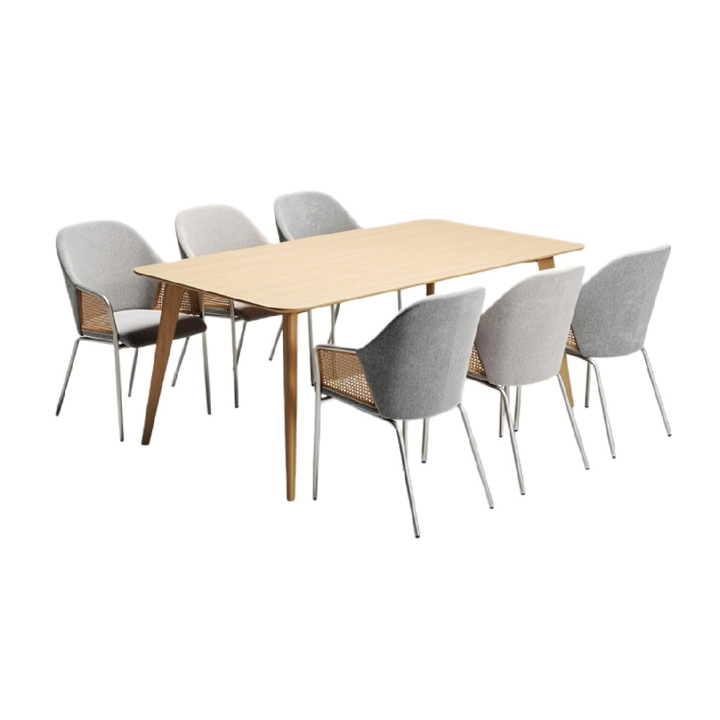 Eettafel met zes moderne fauteuils in grijs en hout.