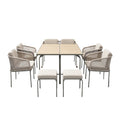Moderne tuinset met acht stoelen en een houten tafel