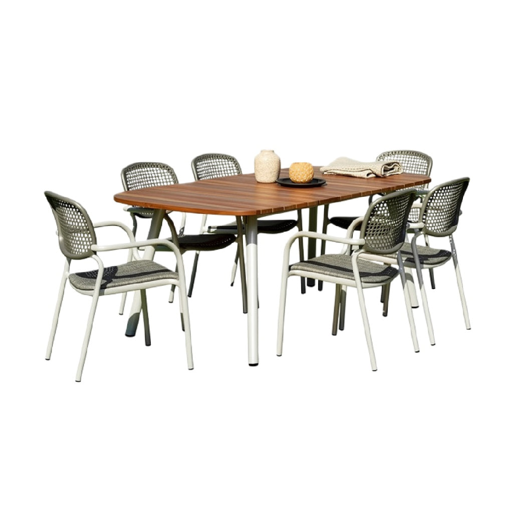 Tuinset met houten tafel en comfortabele stoelen